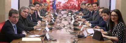 Spanish party representatives met on Thursday to try to find ways to reduce campaign spending.