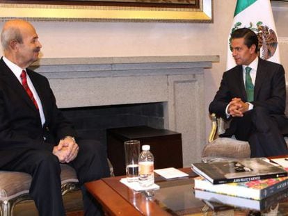Fausto Vallejo (left) informs President Enrique Peña Nieto of his decision.