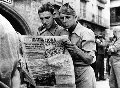 An Agust&iacute; Centelles photograph showing soldiers reading a newspaper in Alca&ntilde;iz.