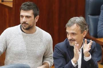 Ramón Espinar (l) inside the Madrid Assembly on Thursday.