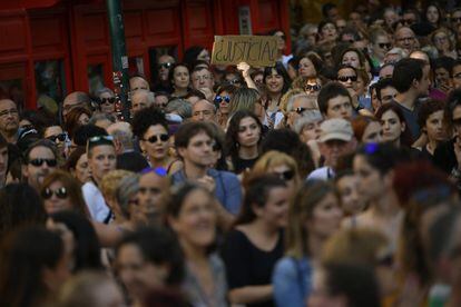 A person holds a sign that reads “Justice?” at the Pamplona protest.