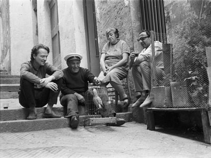 ‘Filliou and Brecht in front of La Cédille' (1966), a photograph by Jacques Strauch that portrays the French artist and poet Robert Filliou (right) and the artist and composer George Brecht (left).