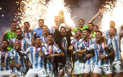 Argentina’s National Team raises the World Cup.