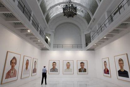 A series of portraits by German photographer Thomas Ruff in Madrid's Alcalá 31 exhibition space.