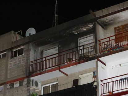 The fourth floor of the building in El Vendrell, Tarragona, where four children lost their lives in a fire Tuesday night. 