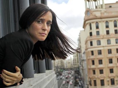 Julieta Venegas leans out of her hotel room window over Madrid&rsquo;s Gran V&iacute;a.
