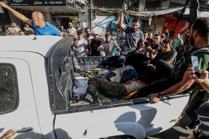 Militantes palestinos rodean un vehículo que supuestamente transportaba a un israelí capturado, tras de la incursión de Hamás en Israel.