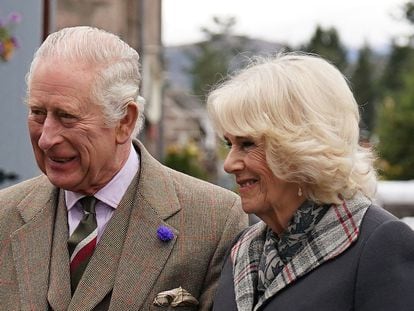 Charles III and Queen Consort Camilla on October 11 at a public event in Ballater (United Kingdom).