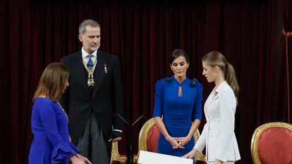 Princess Leonor (right) swears allegiance to the Spanish Constitution before the Speaker of Congress, Francina Armengol (left), King Felipe VI and Queen Letizia.