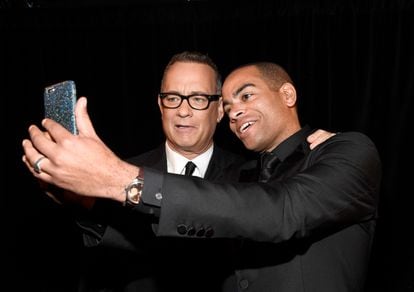 Tom Hanks and Ben Bailey Smith take a selfie at a hotel in Beverly Hills in 2016. 