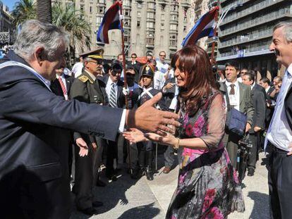 Cristina Fern&aacute;ndez de Kirchner, greeting Jos&eacute; Mujica in 2010 with her late husband, N&eacute;stor Kirchner, standing on the right.