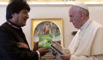 Morales gives the pope books on coca.