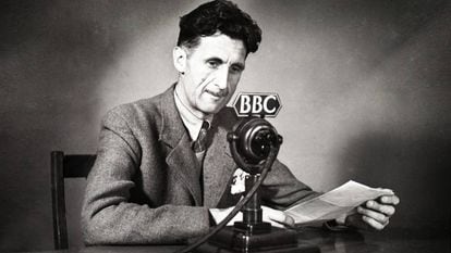El autor y periodista británico George Orwell en una transmisión de radio de la BBC de 1941.