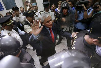 Otto Pérez Molina is escorted to prison.