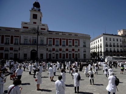 Members of the Amyts union, which represents a majority of Madrid doctors, gathered in Puerta del Sol on Saturday.