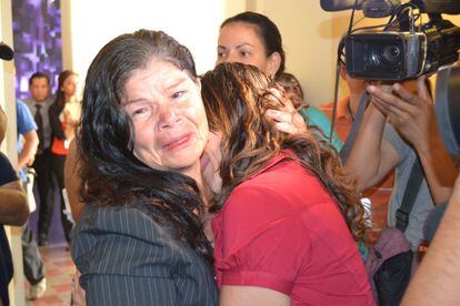 Josefina Osorio hugs her daughter Xiomara Patricia.