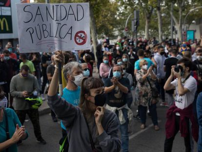 A protest against the confinement measures outside Madrid regional parliament last Sunday.