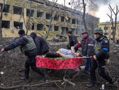 The World Press Photo Contest's Photo of the Year, in which a pregnant woman is evacuated on a stretcher from a children's hospital in Mariupol, after a Russian bombing. Both the woman and her child died.