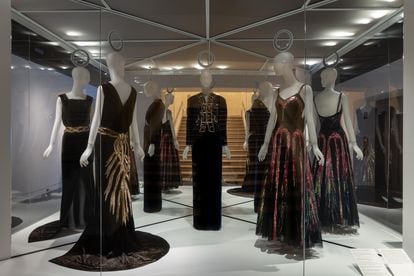 Vestíbulo de 'Women dressing women', la exposición de otoño de moda del Met.