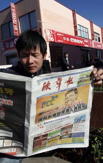 A worker in a Fuenlabrada industrial park reads a Chinese newspaper.
