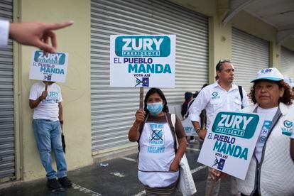 Guatemalan citizens participate in a Zury Ríos rally. 
