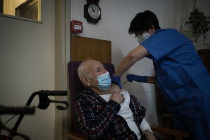 A nurse vaccinating a resident of the Pare Vilaseca nursing home in Barcelona.