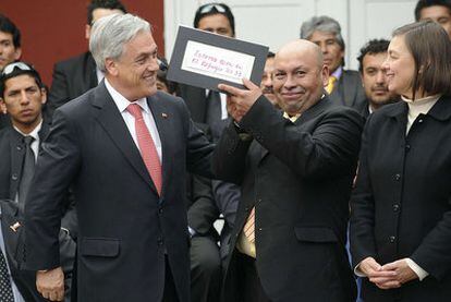 Chilean President Sebastián Piñera, with miner José Ojeda, in Copiapó to celebrate the first anniversary of the rescue.
