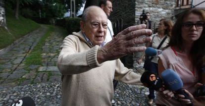 Former Catalan premier Jordi Pujol speaks to the press outside his holiday home in Queralbs (Girona).