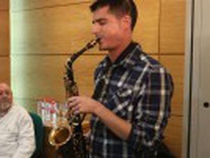 Málaga musician plays sax during his own brain tumor surgery to help doctors safeguard specific regions