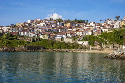 The history of this town is closely linked to the sea. Its history as a whaling town stretches back to the 16th century, and it also features “hanging houses” on its cliff face. More information: turismoasturias.es