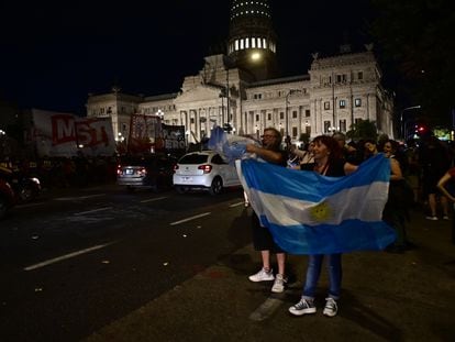 A group of people celebrate the defeat of President Milei's bill at the gates of the Argentine Congress this Tuesday.