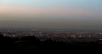 The pollution hanging over Madrid viewed from Alcalá de Henares, 30 kilometers away.