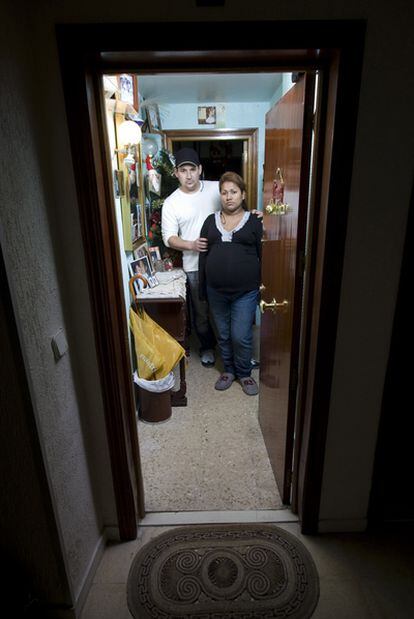 Jairo y Noemí, an Ecuadorian couple, waiting to be evicted from their home. Together with other victims, they have presented a fraud complaint against an intermediary.