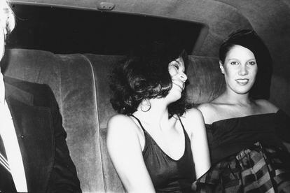Junto a Bianca Jagger, mujer de Mick Jagger, y el artista Andy Warhol, fotografiados por Bob Colacello en Nueva