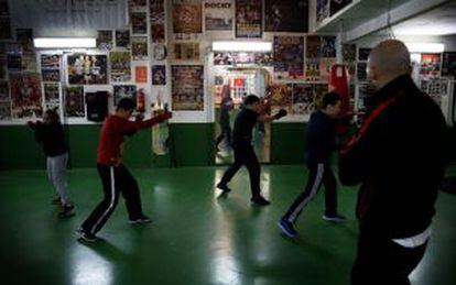 Ex-boxer Sento Martínez trains 10 minors in his club in San Cristóbal (Valencia).
