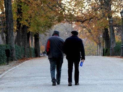 Two seniors in Madrid’s Retiro Park.