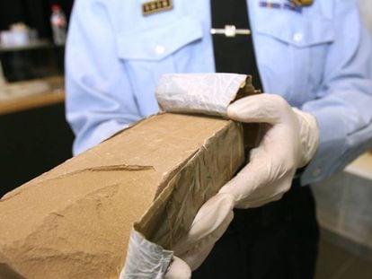 An officer with a heroin package seized during a drug haul in Catalonia in 2014.