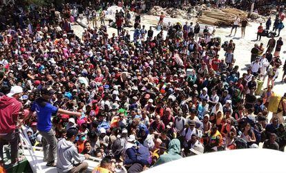 People attempting to leave Gili Trawangan, north of neighbouring Lombok island.