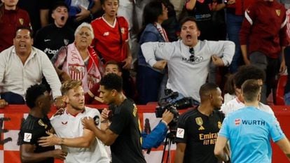 The moment in which the fan makes the racist gesture during the Seville-Madrid match.
