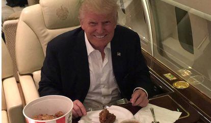 Donald Trump eating on board Air Force One.