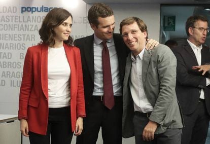Potential mayor Almeida (r) with PP president Pablo Casado (c) and Madrid regional candidate Isabel Díaz Ayuso.