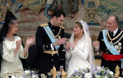 Prince Felipe toasts his wife, Letizia Ortiz, on their wedding day in front of the king and queen.