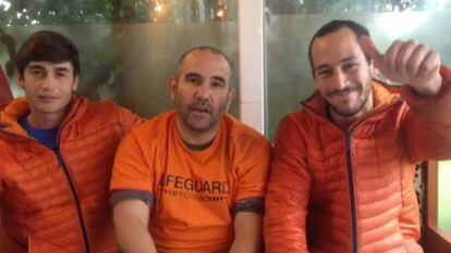 Freed Spanish firefighters Enrique Gonz&aacute;lez, Julio Latorre and Manuel Blanco. 
