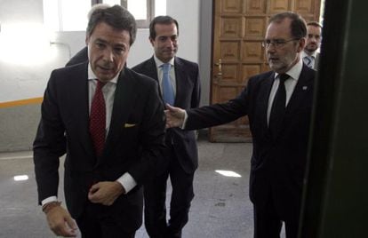 Madrid High Court chief Francisco Javier Vieira (r) and regional premier Ignacio González (l) in a file photo.