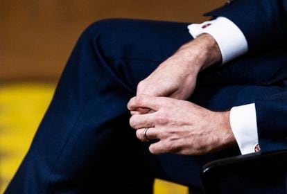 Detail of Emmanuel Macron's hands.
