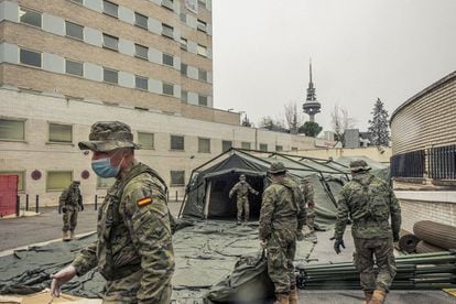Military engineers set up a field hospital in Madrid.
