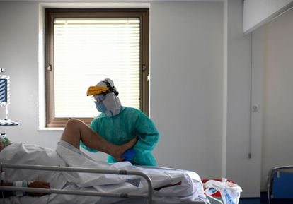 A physiotherapist with a Covid-19 patient in the intensive care unit of Ramón y Cajal hospital in Madrid in October 2020.