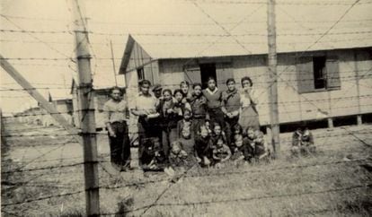 Prisoners in the camp at Montreuil-Baley in 1944. The image is from Jacques Sigot&#039;s collection, and was published on Kkrist Mirror&#039;s website.