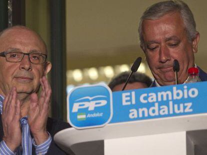 Javier Arenas speaks to PP supporters in Seville on Sunday night with Finance Minister Crist&oacute;bal Montoro alongside him.