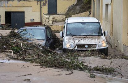 Cars left damaged by the River Clariano in Ontinyent (Valencia).